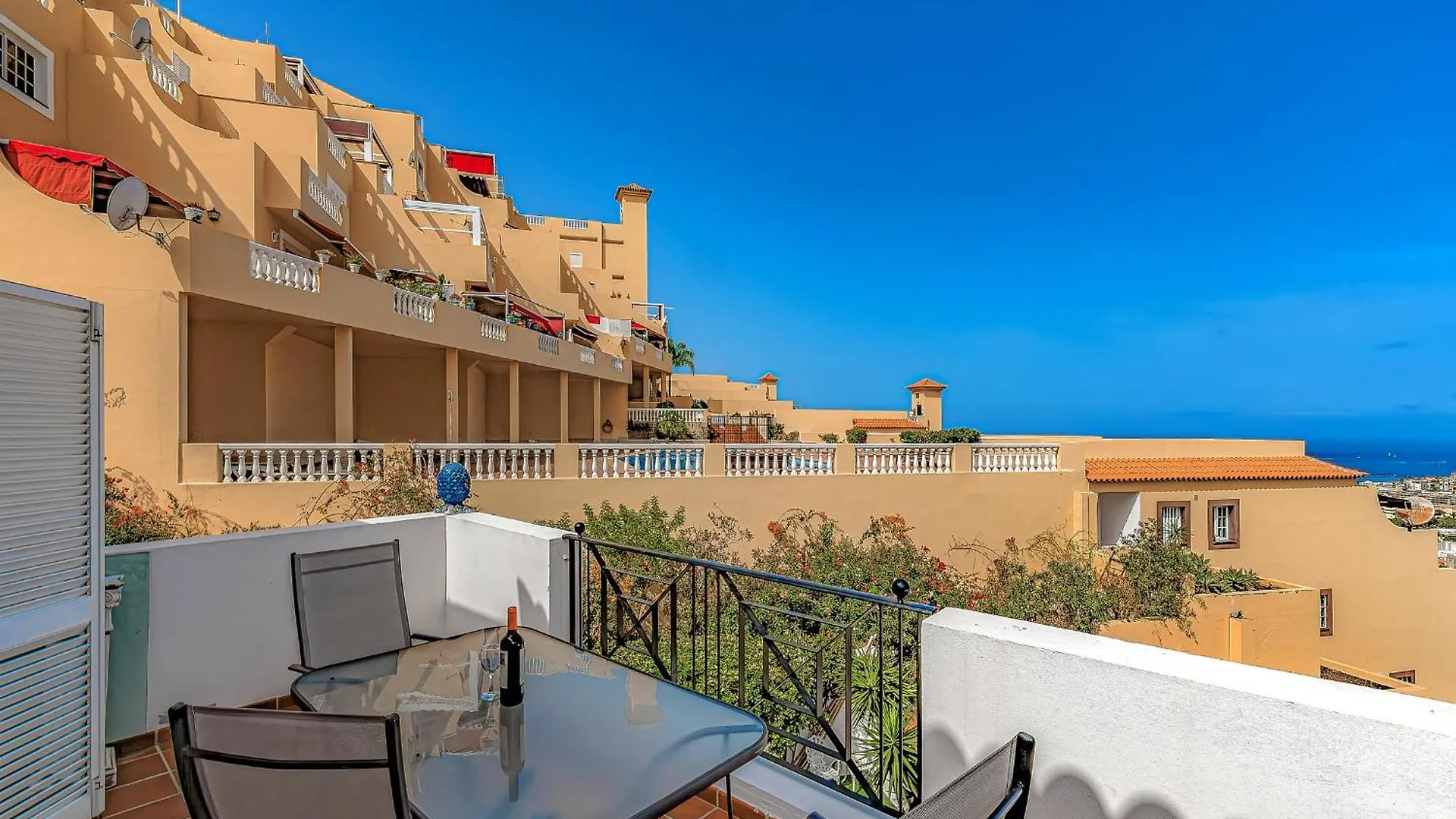 Spacious 2 Bedroom Apartment Tenerife South Costa Adeje  Spagna