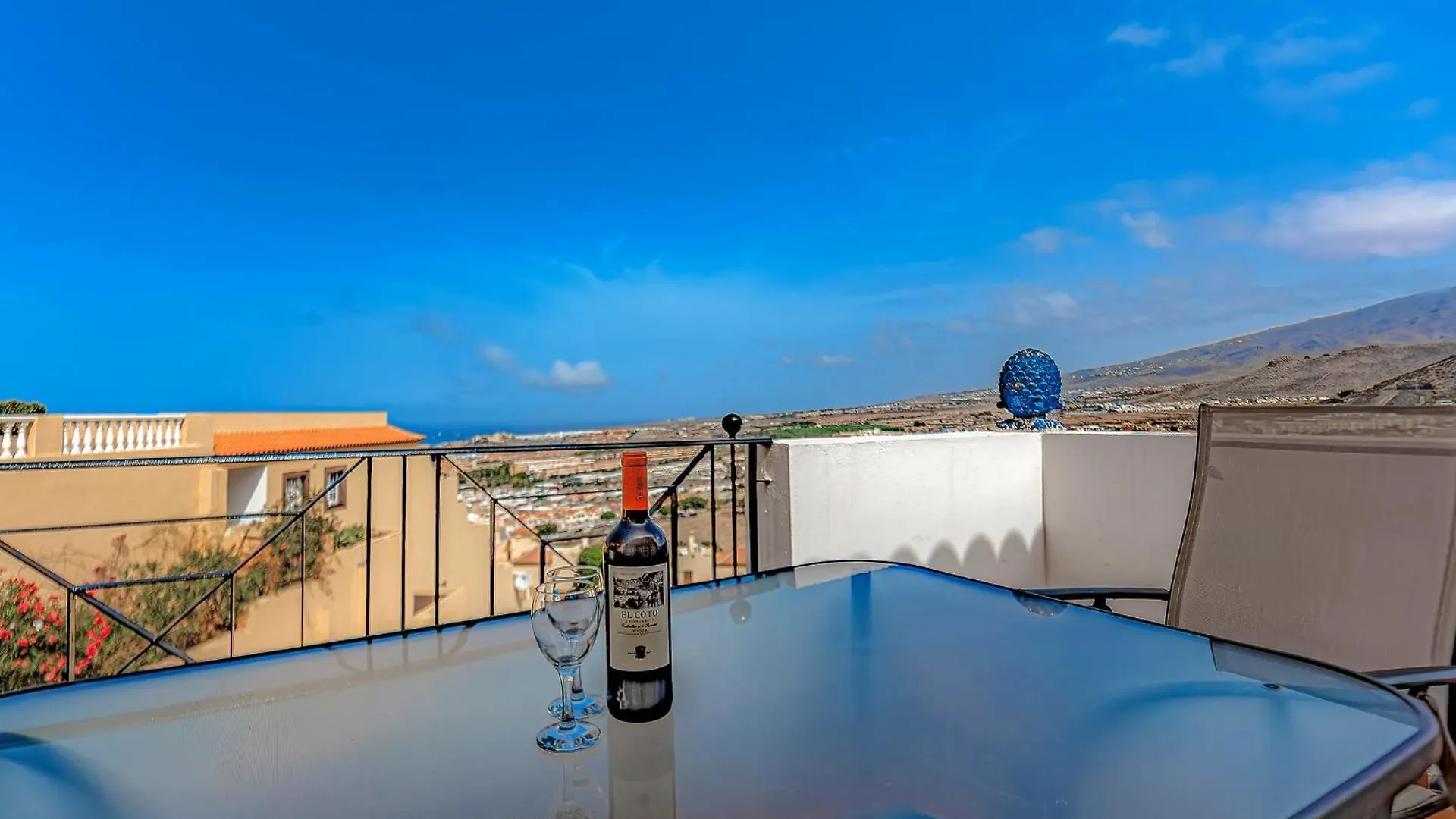 Spacious 2 Bedroom Apartment Tenerife South Costa Adeje  Costa Adeje (Tenerife)